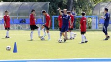 A jugar. Vilches dirige a los niños chinos en Santo Domingo.