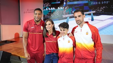 La Reina Letizia posa con varios deportistas españoles. 