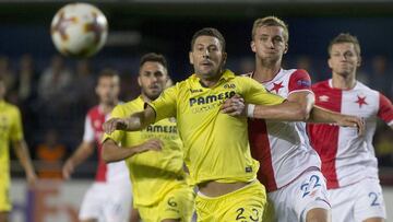 GRA006. VILLARREAL. 19/10/2017.- El defensa italiano del Villarreal Bonera (i) pelea un bal&oacute;n con Soucek, del Slavia de Praga, durante el partido de la tercera jornada de la fase de grupos de la Liga Europa que se disputa esta noche en el estadio de La Cer&aacute;mica, en Villarreal. EFE/Domenech Castell&oacute;