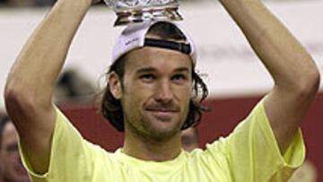 A LA TERCERA. Carlos Moyá pudo por fin levantar un trofeo que se le había escapado en dos ocasiones. La experiencia del mallorquín fue decisiva para doblegar a Tomy Robredo, que dio toda una lección de pundonor.