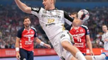 Un jugador del Flensburg se dispone a marcar.