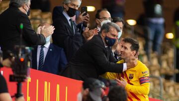 Messi, con Joan Laporta, en el momento de levantar su último título con el Barça, la Copa del Rey de 2021 en La Cartuja.