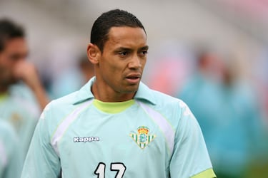 En su primera etapa fue un ídolo, pero su regreso en enero de 2009 costó unos 9 millones de euros. A pesar de marcar algunos goles, no pudo evitar el traumático descenso del Betis a Segunda División esa misma temporada y se marchó a los pocos meses a Emiratos Árabes.