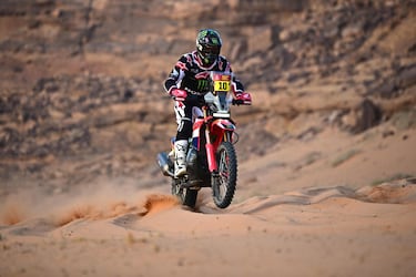 El piloto estadounidense Skyler Howes (Honda CRF 450) compite en la tercera etapa de la 48.ª edición del Rally Dakar.