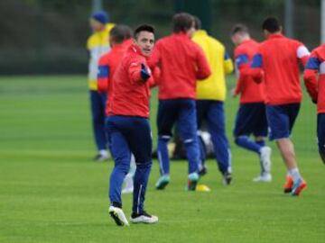 Alexis Sánchez entrena junto a sus compañeros