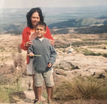 Dybala junto a su madre, antes de saltar al estrellato gracias al fútbol