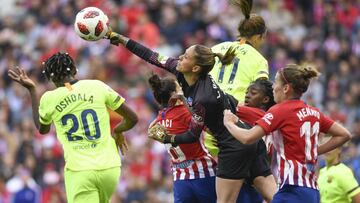 Lola Gallardo despeja el balón en un Clásico ante el Barcelona.