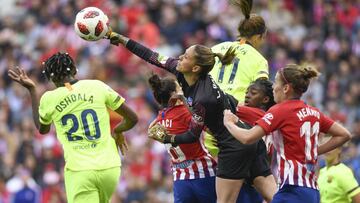 Lola Gallardo despeja el bal&oacute;n en un Cl&aacute;sico ante el Barcelona.