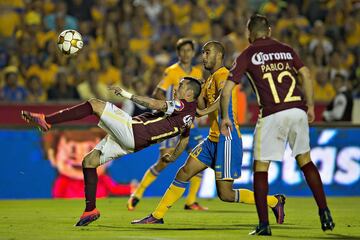 Rubens Sambueza intenta una chilena ante la marca de Guido Pizarro.