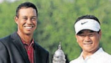 <b>RELEVO. </b>Tiger entregó a Choi el trofeo que él ganó por primera vez.