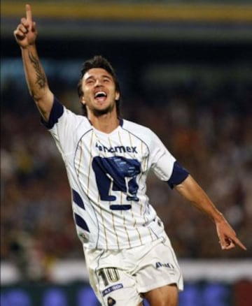 Después de su paso por Pumas, Ignacio Scocco se fue a Toluca para posteriormente en el 2008 fichar por el AEK Atenas del fútbol griego.