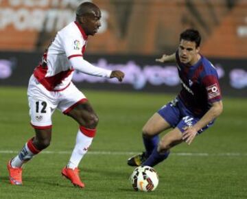 El centrocampista del Eibar Dani García pelea un balón con el delantero francés del Rayo Vallecano, Gaël Kakuta.