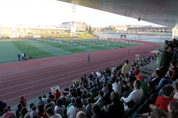 Aficionados en las gradas del campo principal de La Ciudad del Fútbol en la sesión vespertina