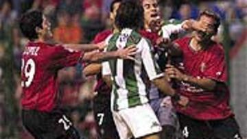 <b>CASAS Y ALFONSO: ACCIÓN</B>. Este es el momento en que Casas golpea a Josetxo, ganándose la roja directa. Alfonso, que inició la gresca, espera.