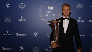 Nico Rosberg posa con su título de campeón después de la gala de la FIA en Viena.