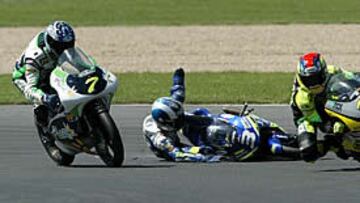 <b>CAÍDA</B>. Pedrosa ha sido 'echado' de la pista por Perugini en la última vuelta.