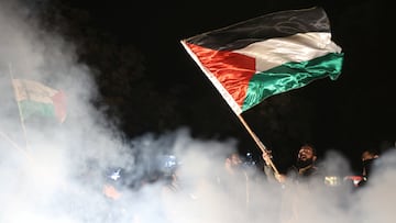 An Iranian man holds a Palestinian flag during a gathering in support of Palestinians, in Tehran, Iran, October 7, 2023. Majid Asgaripour/WANA (West Asia News Agency) via REUTERS. ATTENTION EDITORS - THIS IMAGE HAS BEEN SUPPLIED BY A THIRD PARTY.