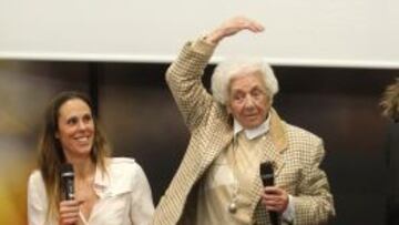 EL GESTO. Encarna imitó su famoso gancho.