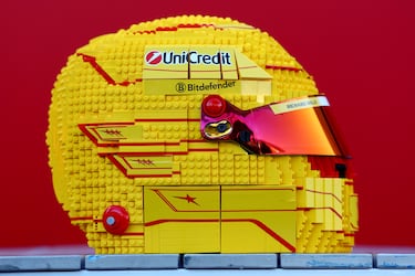 Réplica en LEGO del casco del británico Lewis Hamilton y de la Scuderia Ferrari durante las previas del Gran Premio de Australia de F1 en el Circuito Albert Park.