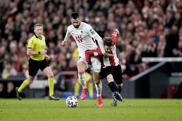 Iker Muniain con Maxime Gonalons.