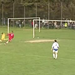 ¡Qué es esto! El Lyon felicita a Benzema con este increíble golazo de adolescente... ojo al pelo