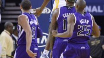 Harrison Barnes machaca el aro de los Kings.