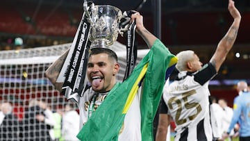 LONDON (United Kingdom), 16/03/2025.- Bruno Guimaraes of Newcastle United celebrates after winning the EFL Carabao Cup final match the EFL Cup Final soccer match between Liverpool FC and Newcastle United, in London, Britain, 16 March 2025. (Reino Unido, Londres) EFE/EPA/TOLGA AKMEN EDITORIAL USE ONLY. No use with unauthorized audio, video, data, fixture lists, club/league logos, 'live' services or NFTs. Online in-match use limited to 120 images, no video emulation. No use in betting, games or single club/league/player publications.
