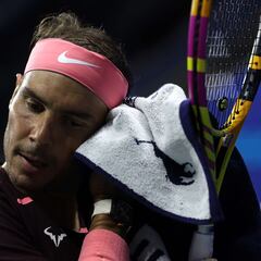 Nadal avanza a trompicones