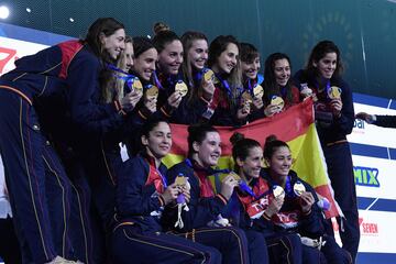 El equipo español celebra la medalla de oro. 