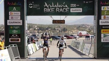 Los ciclistas cruzando la línea de meta de la Andalucía Bike Race.