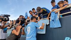 Nolito firma autógrafos.