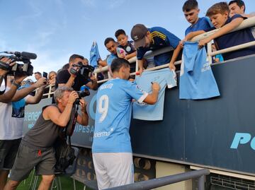 Nolito firma autógrafos el día de su presentación con el Ibiza. 