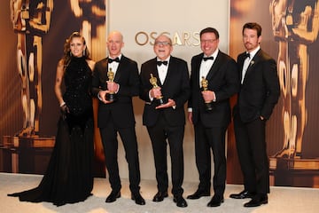 Gareth John, Richard King, Ron Bartlett y Doug Hemphill posan con los Oscars al Mejor sonido y Efectos Visuales por la cinta 'Dune: parte dos'.