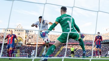 El jugador inglés se estrenaba en el Clásico y tal como está acostumbrado en este inicio liguero fue determinante. A pesar de que durante muchos minutos estuvo muy atado, dos fogonazos suyos, tras zafarse de la vigilancia, decidieron el Clásico para el Real Madrid.