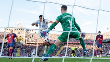 El jugador inglés se estrenaba en el Clásico y tal como está acostumbrado en este inicio liguero fue determinante. A pesar de que durante muchos minutos estuvo muy atado, dos fogonazos suyos, tras zafarse de la vigilancia, decidieron el Clásico para el Real Madrid.