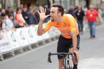 El ciclista del Euskaltel-Euskadi Luis Ángel Maté bromea con el público subido en su bicicleta antes de la salida de la quinta etapa de la Volta a Catalunya. La jornada, con salida en Tortosa y final en Lo Port, tuvo como ganador a Primoz Roglic, quien logró su segunda etapa en la prueba y terminó ganando la clasificación general.