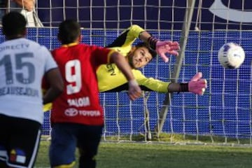 La volada de Paulo Garcés para tapar el segundo penal hispano.