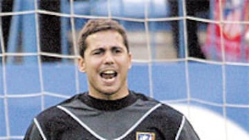 <b>GAFADO</b>. Sergio Aragoneses no está cuajando en la portería atlética.