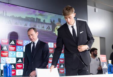 Dean Huijsen durante la rueda de prensa acompañado por Emilio Butragueño. 