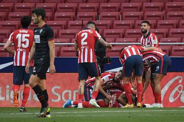 Angel Correa celebra con el resto del equipo el 2-0 al Eibar.