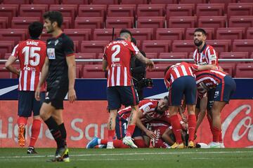 Angel Correa celebra con el resto del equipo el 2-0 al Eibar. 