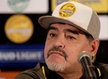 Los rostros de Maradona en su presentación con Dorados