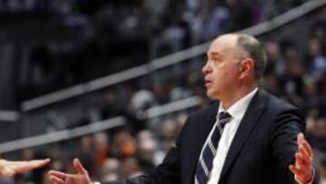 El entrenador del Real Madrid Pablo Laso da instrucciones a sus jugadores durante el partido correspondiente &#039;Top 16&#039; de la Euroliga de baloncesto que disputan frente al CSKA Mosc&uacute; hoy en el Palacio de los Deportes de la capital.