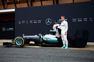 Lewis Hamilton y Nico Rosberg durante la presentación hoy en Montmeló (Barcelona) del nuevo híbrido W07 con el que la escudería pretende defender su liderazgo.