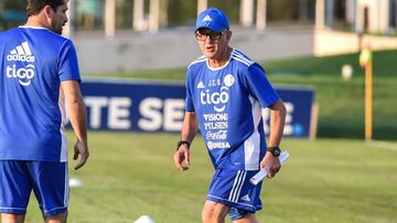 Juan Carlos Osorio dirigiendo a la Selecci&oacute;n de Paraguay