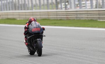 Jorge Lorenzo poniéndose por primera vez al maniellar de la Honda. 