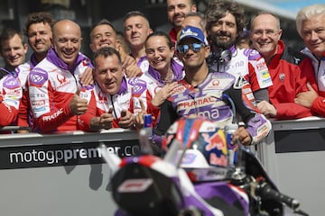 Jorge Martín logró una brutal pole en MotoGP en el Gran Premio de Australia. La pole llegó con la ayuda inestimable de su compañero Zarco, que le resultó una referencia ideal para parar el crono en 1:27.767 y establecer un nuevo récord en Phillip Island.