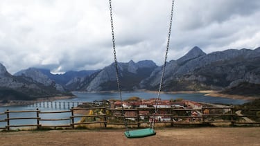 El megaembalse que sumergió nueve pueblos bajo sus ‘fiordos’ y tiene uno de los columpios más grandes de España a sus pies
