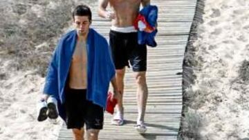 <b>RELAJADOS. </b>Aitor Ocio y Susaeta regresan tras su sesión de recuperación en la playa.