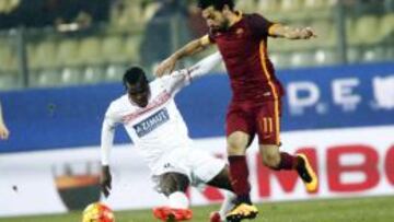 Isaac Cofie trata de robarle el balón a Salah.